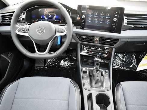 New 2026 Volkswagen Jetta SE image 9