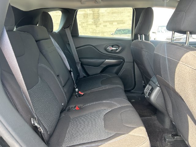 Used 2019 Jeep Cherokee Latitude w/ Popular Appearance Group AWD/4WD image 28