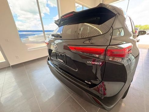 Used 2023 Toyota Highlander XLE AWD/4WD image 5