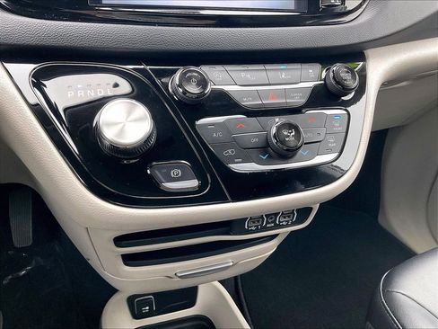 Used 2024 Chrysler Pacifica Touring-L image 25