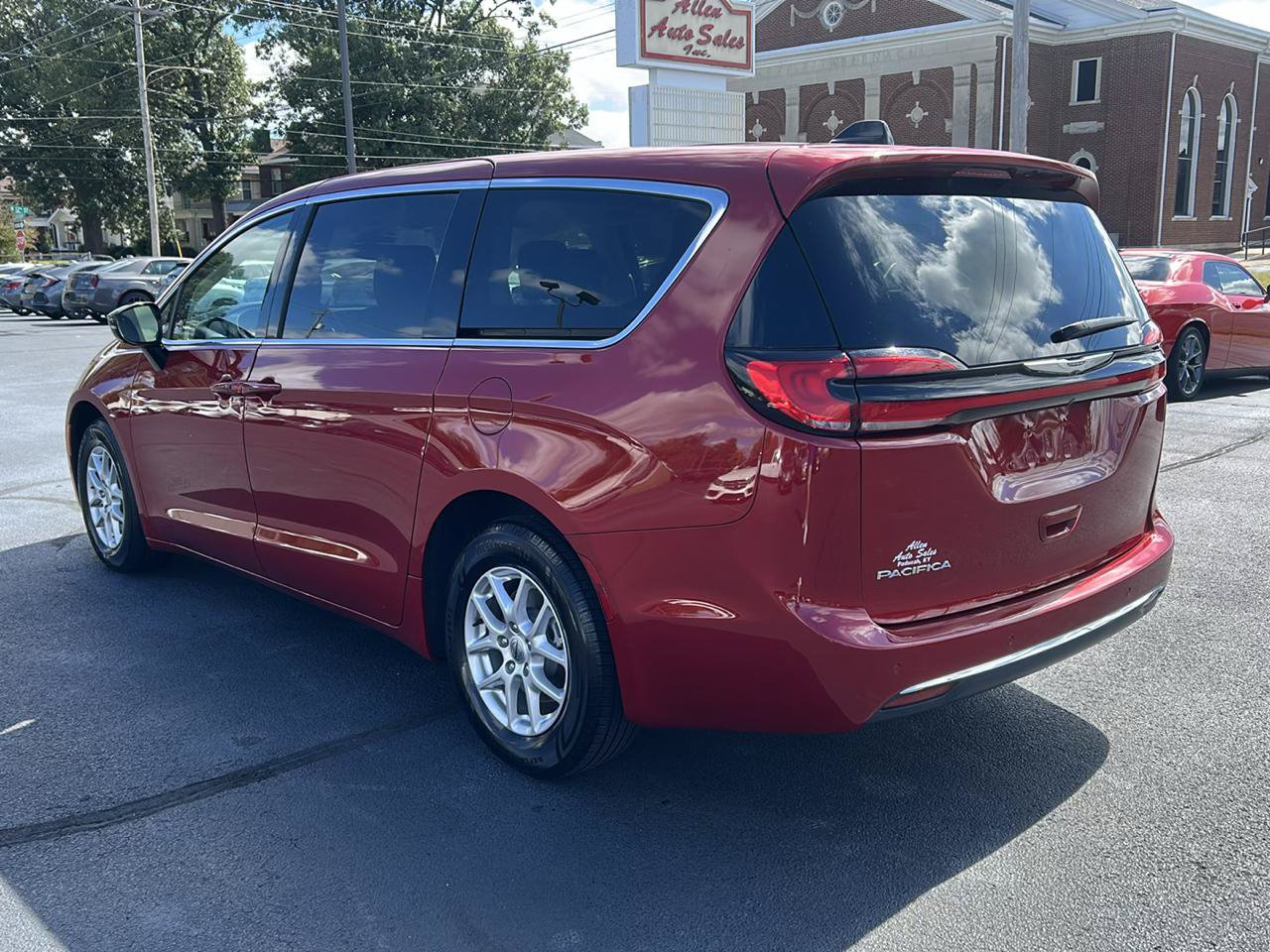 Used 2024 Chrysler Pacifica Touring-L FWD image 7