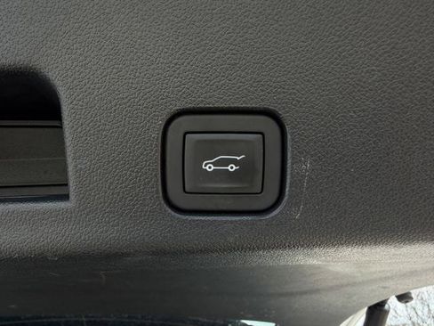 Used 2025 GMC Acadia Elevation image 32