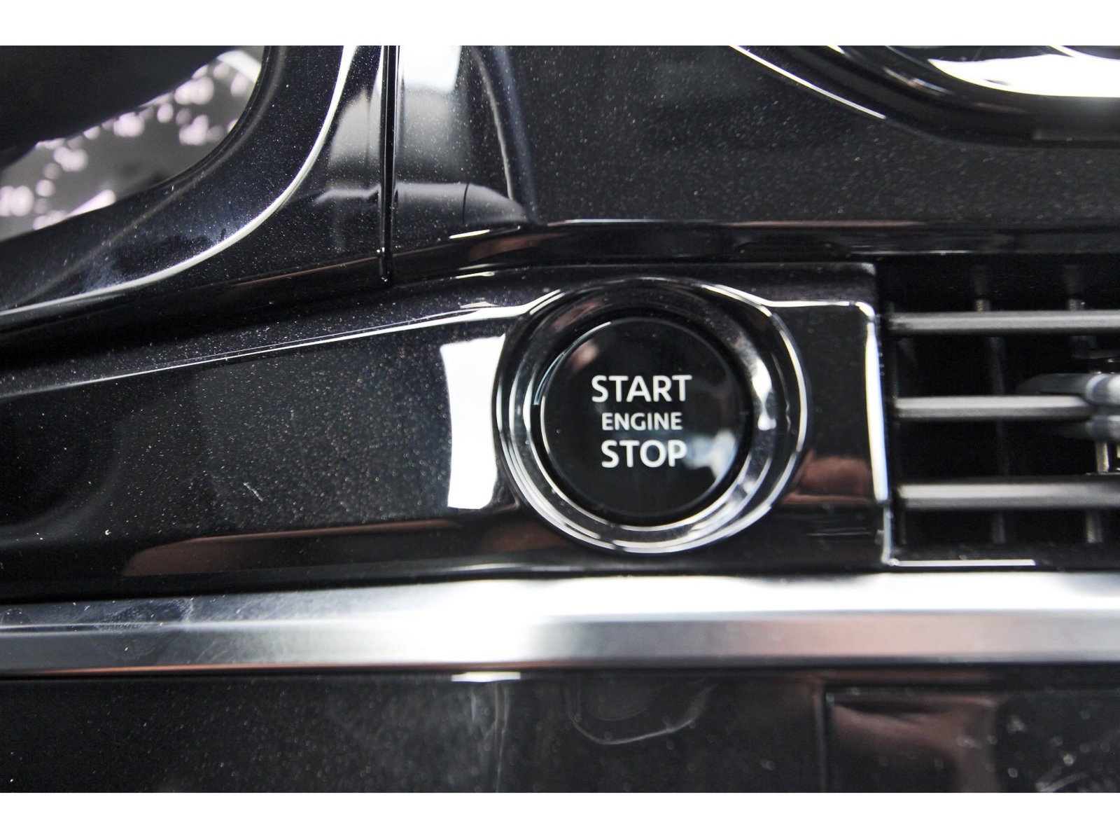 Certified 2025 Nissan Pathfinder SV FWD image 29