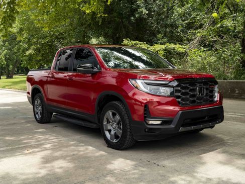 Used 2025 Honda Ridgeline TrailSport image 2