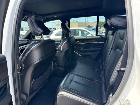 Used 2022 Jeep Grand Cherokee Overland w/ Luxury Tech Group IV AWD/4WD image 8