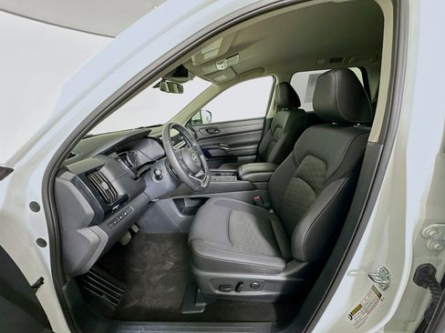 Used 2025 Nissan Pathfinder SV image 13