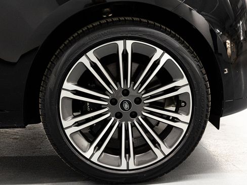 Used 2023 Land Rover Range Rover SE image 12