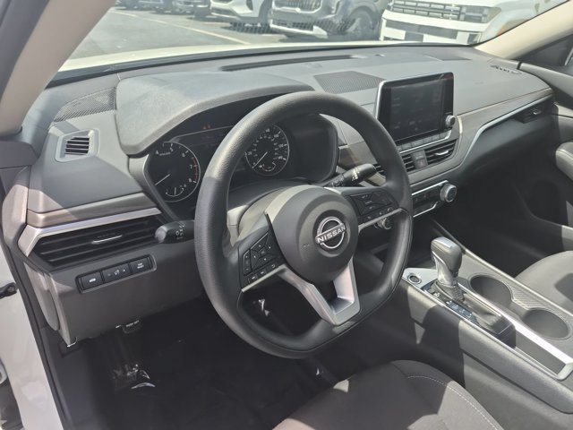 Used 2025 Nissan Altima 2.5 SV FWD image 12