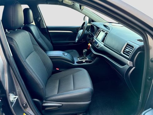 Used 2019 Toyota Highlander Plus FWD image 19