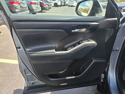 Used 2022 Toyota Highlander XLE AWD/4WD image 17