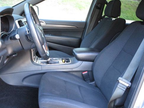 Used 2017 Jeep Grand Cherokee Laredo image 9