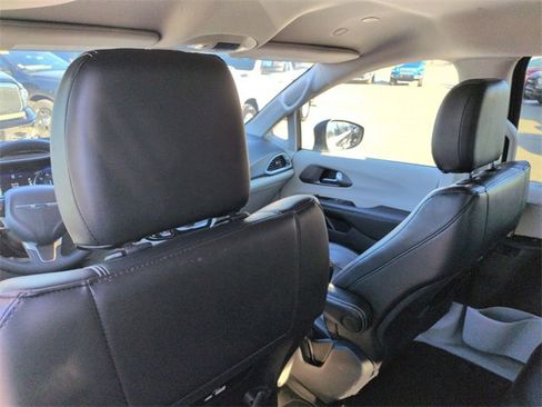 Certified 2023 Chrysler Pacifica Touring-L image 26
