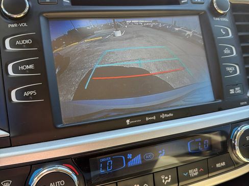 Used 2017 Toyota Highlander XLE FWD image 13