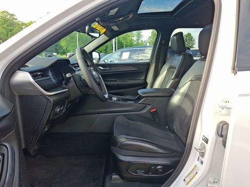Used 2024 Jeep Grand Cherokee Altitude AWD/4WD image 14