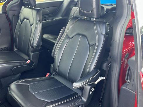 Used 2025 Chrysler Pacifica Select image 21