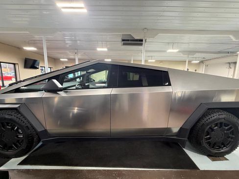 Used 2024 Tesla Cybertruck AWD Crew Cab image 8