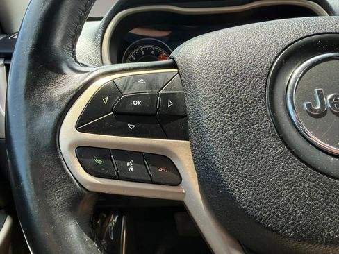 Used 2017 Jeep Cherokee Latitude AWD/4WD image 17