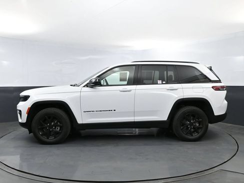 Used 2025 Jeep Grand Cherokee Altitude AWD/4WD image 24