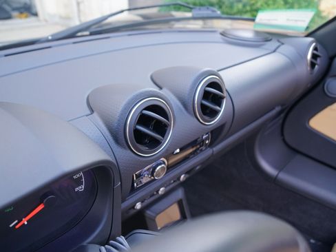 Used 2010 Tesla Roadster RWD image 27