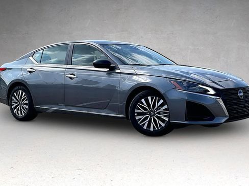 Used 2025 Nissan Altima 2.5 SV FWD image 19