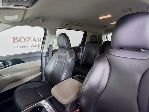 Used 2025 Kia Carnival FWD image 27