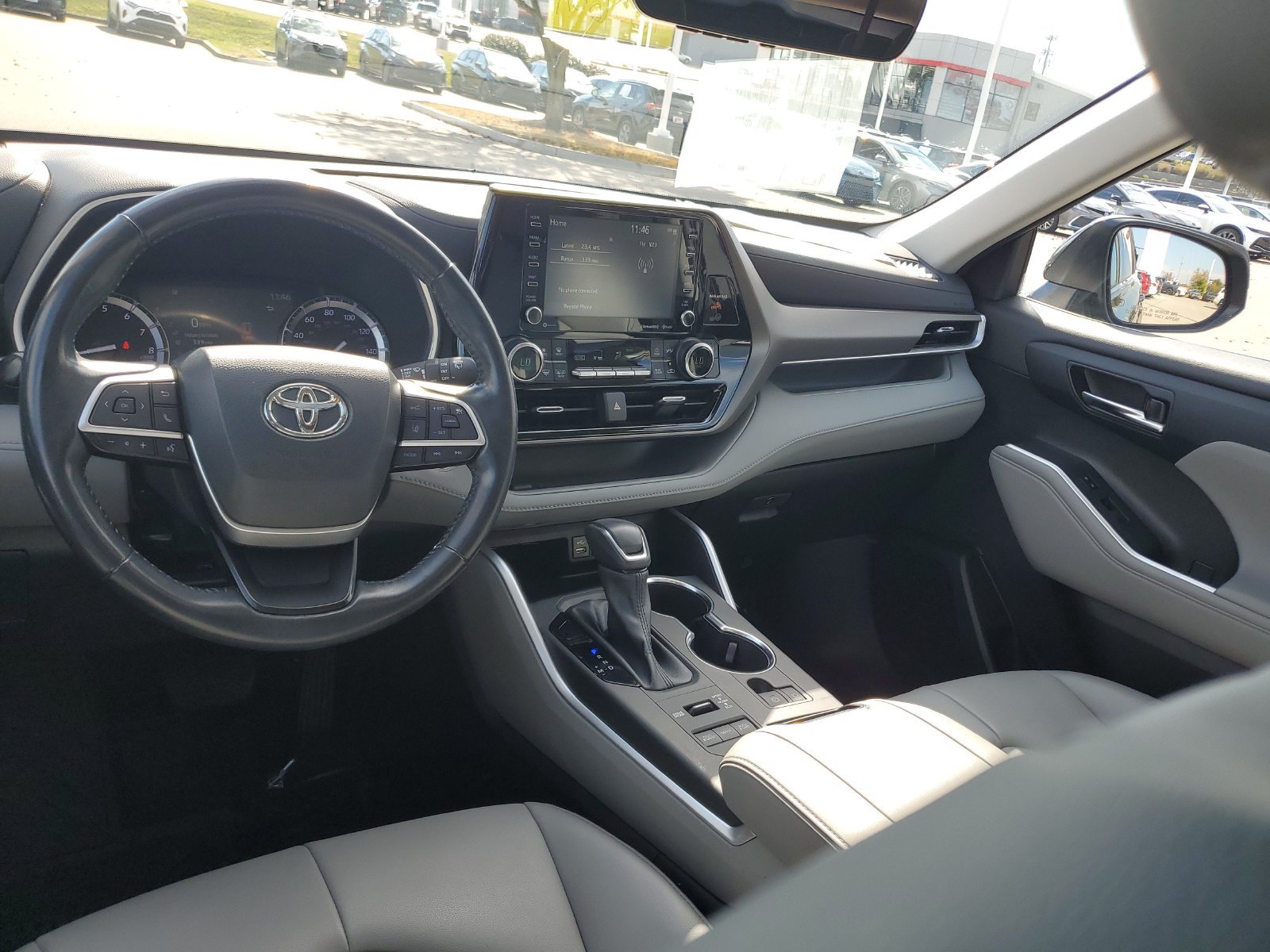 Used 2022 Toyota Highlander XLE AWD/4WD image 10