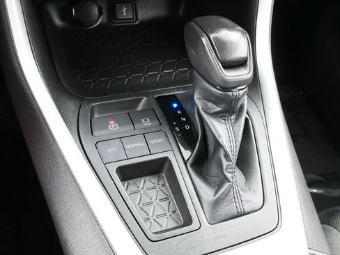 Used 2022 Toyota RAV4 XLE w/ Convenience Package FWD image 21