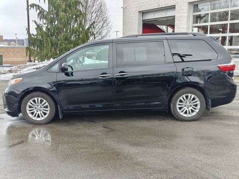 Used 2017 Toyota Sienna XLE image 8