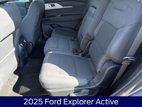 Used 2025 Ford Explorer Active AWD/4WD image 15
