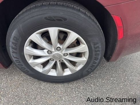 Used 2018 Chrysler Pacifica Touring-L Plus image 2