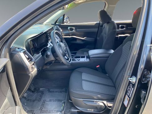 Used 2023 Kia Sorento LX FWD image 9