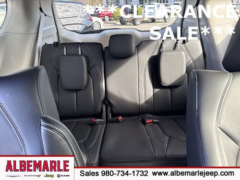Used 2022 Chrysler Pacifica Touring-L image 39