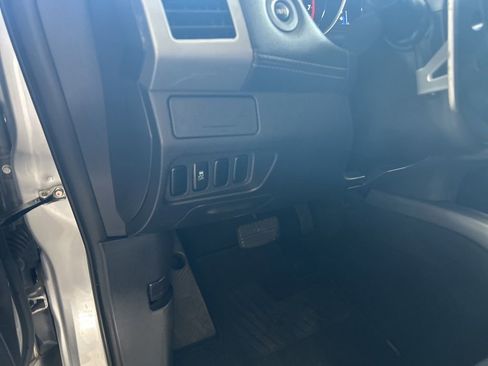 Used 2011 Mitsubishi Outlander SE image 32