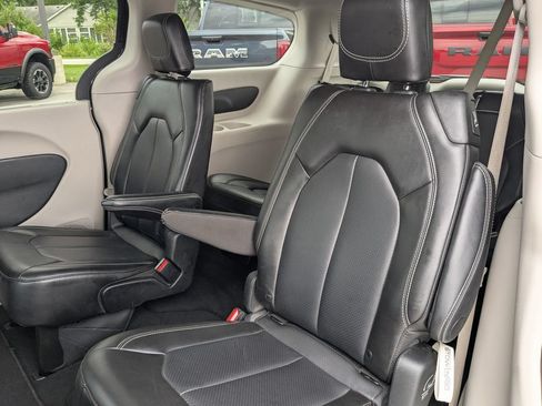 Used 2023 Chrysler Pacifica Touring-L FWD image 23