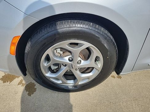 Used 2023 Chrysler Pacifica Limited FWD image 33
