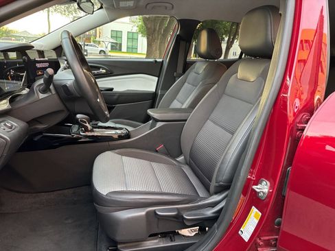 Used 2025 Chevrolet Trax LT w/ LT Convenience Package FWD image 22
