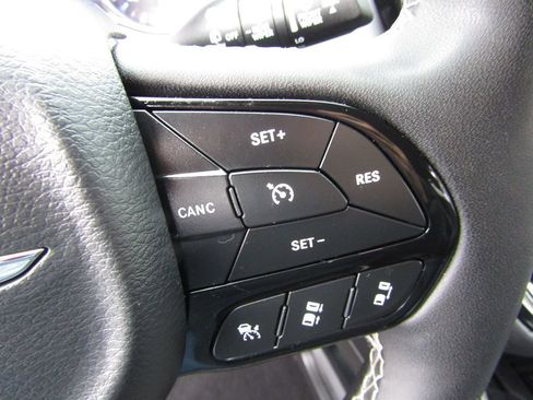 Used 2025 Chrysler Pacifica Limited image 8