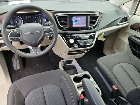 Used 2023 Chrysler Voyager LX FWD image 15