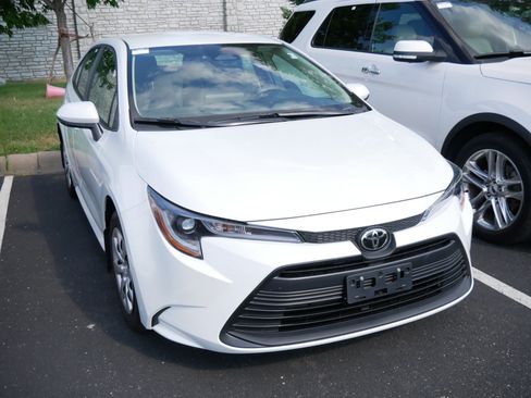 Used 2026 Toyota Corolla LE FWD image 4