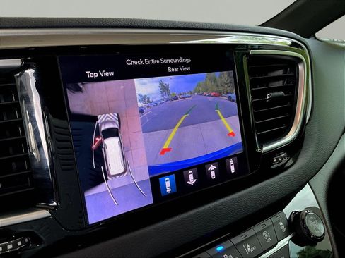 Used 2019 Chrysler Pacifica Touring-L w/ Advanced Safetytec Group FWD image 13