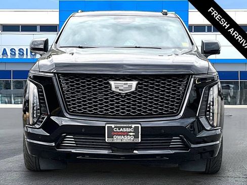 Used 2025 Cadillac Escalade Sport w/ Touring Package AWD/4WD image 19
