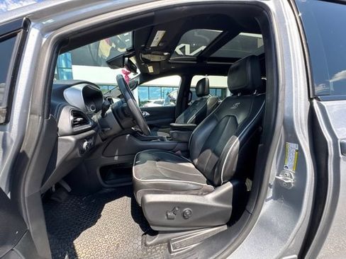 Used 2021 Chrysler Pacifica Limited w/ Uconnect Theater Family Group FWD image 9
