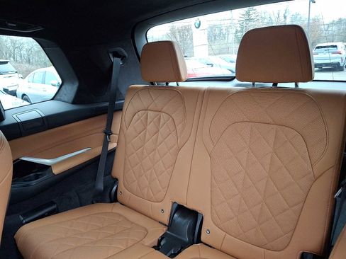 Used 2025 BMW X7 xDrive40i w/ Premium Package image 11