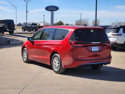 New 2026 Chrysler Pacifica Select