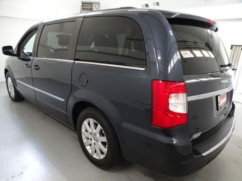 Used 2013 Chrysler Town & Country Touring FWD image 18