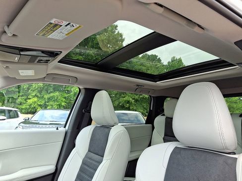 Used 2025 Mitsubishi Outlander SE image 13