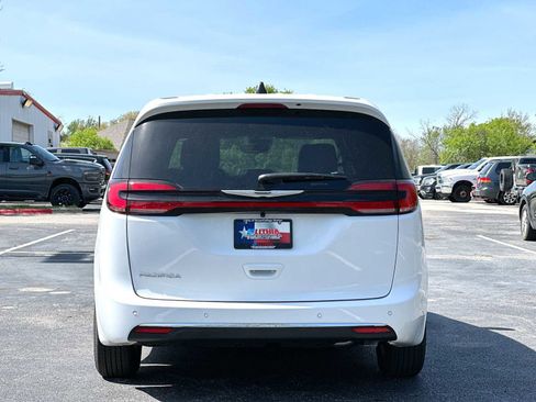 New 2026 Chrysler Pacifica Select image 14