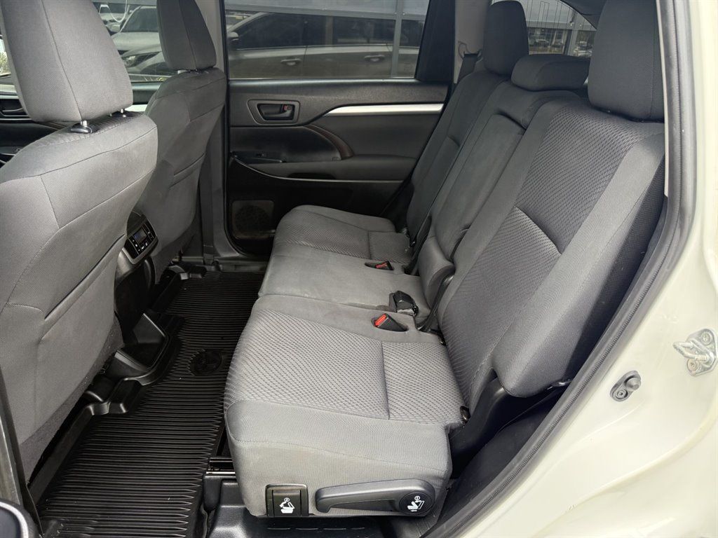 Used 2019 Toyota Highlander LE FWD image 16