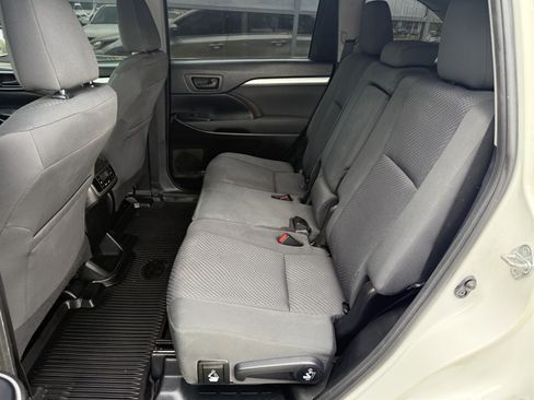 Used 2019 Toyota Highlander LE FWD image 16
