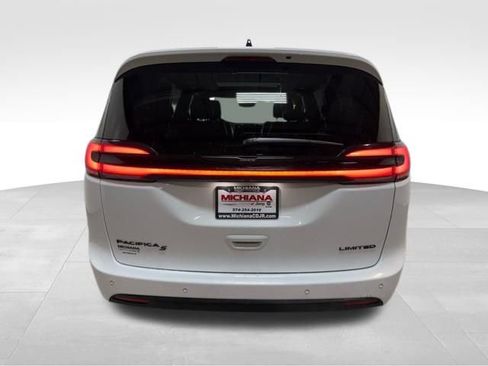 Certified 2025 Chrysler Pacifica Limited image 9